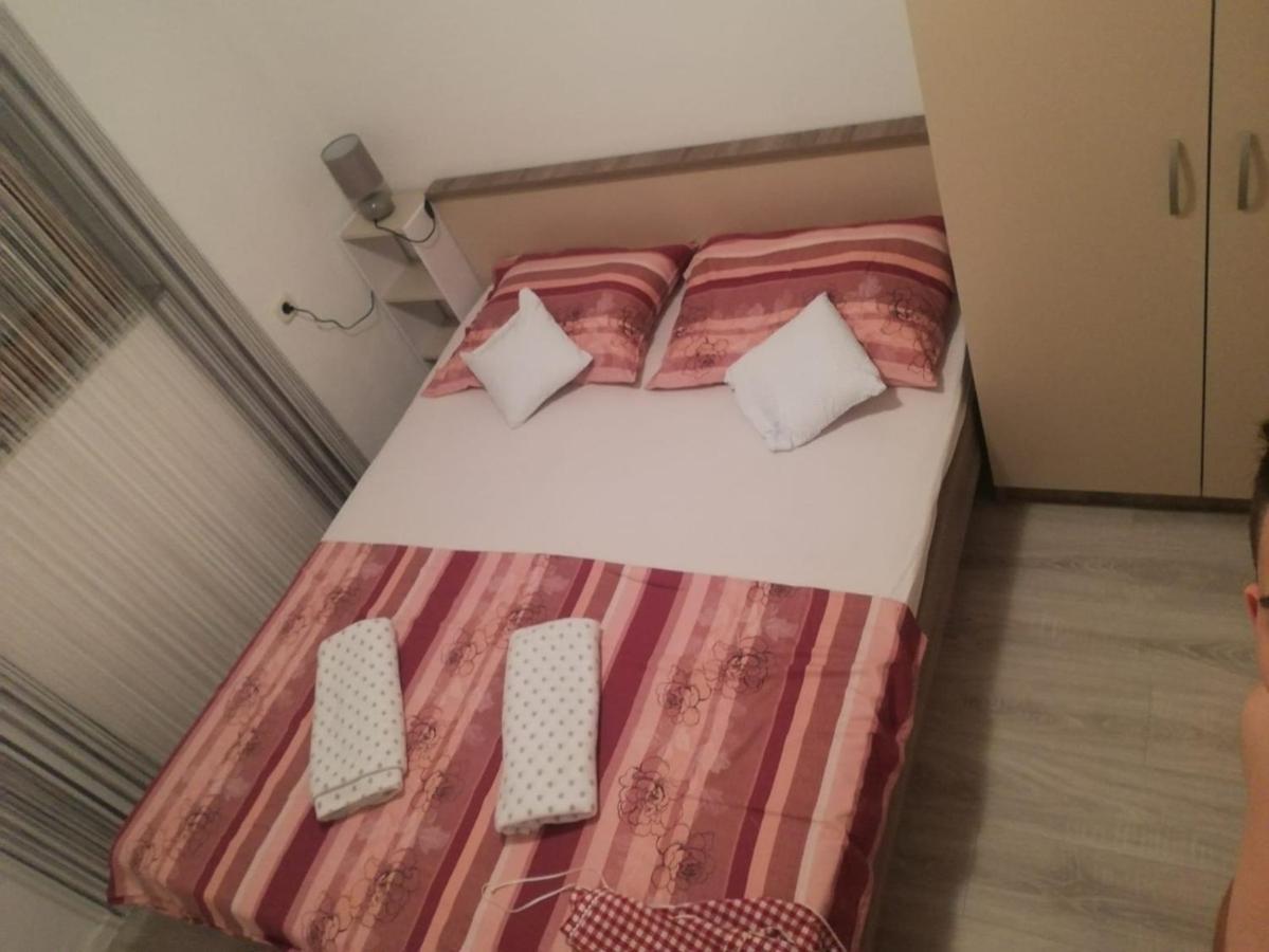 Ferienwohnung Leo Vir Exterior foto